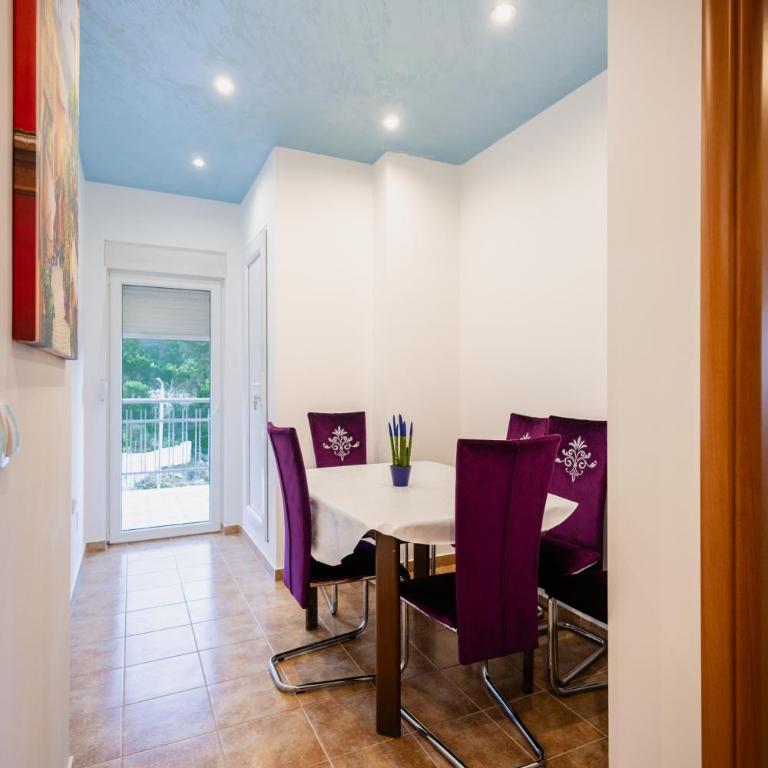 La Vita Bella with pool - Three-Bedroom Vacation Home - 8