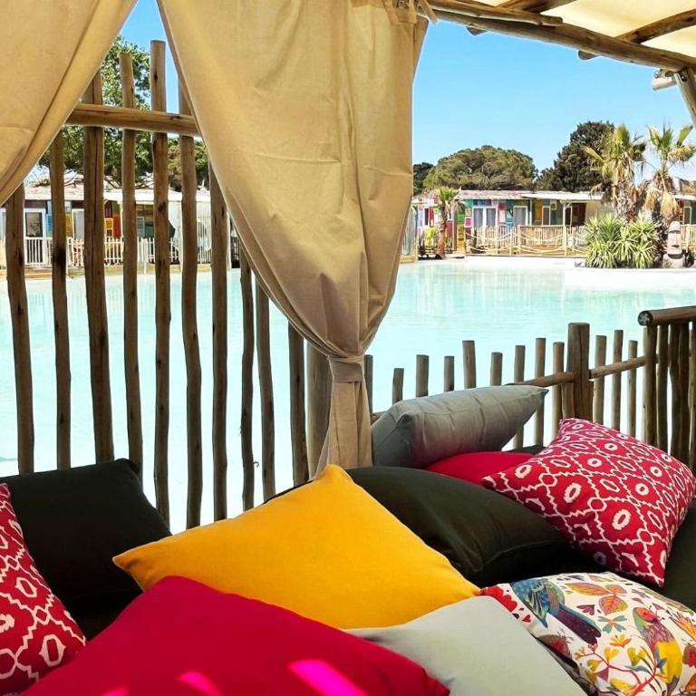 Camping La Clape Village - Bungalow - Bord de l'Eau - 2