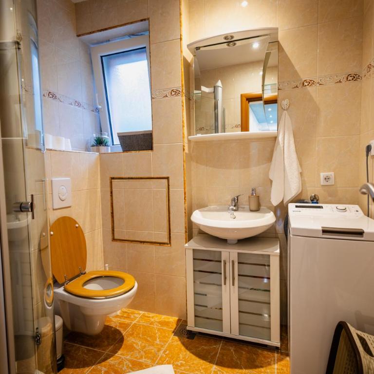 La Vita Bella with pool - Three-Bedroom Vacation Home - 16