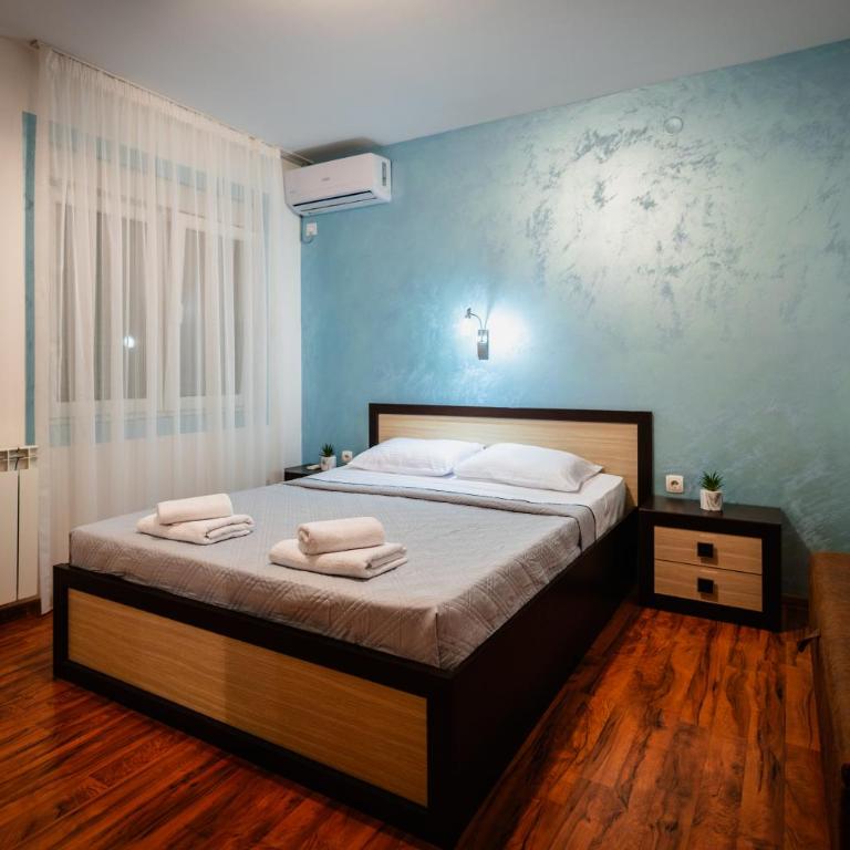 La Vita Bella with pool - Three-Bedroom Vacation Home - 11
