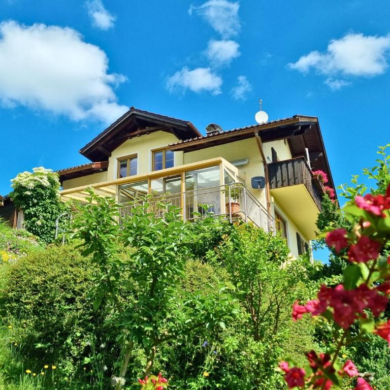 Haus Hindelang - 2 FeWos mit Zugspitzblick, inkl Königscard, gratis Parken & WLAN, Self Check-In, 5 Minuten ins Zentrum - Apartment mit Aussicht und Balkon - 35
