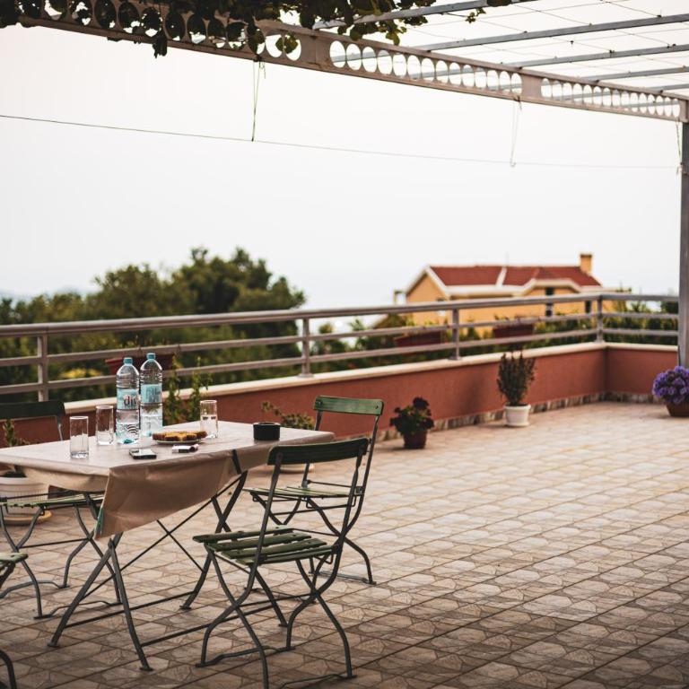 La Vita Bella with pool - Three-Bedroom Vacation Home - 19