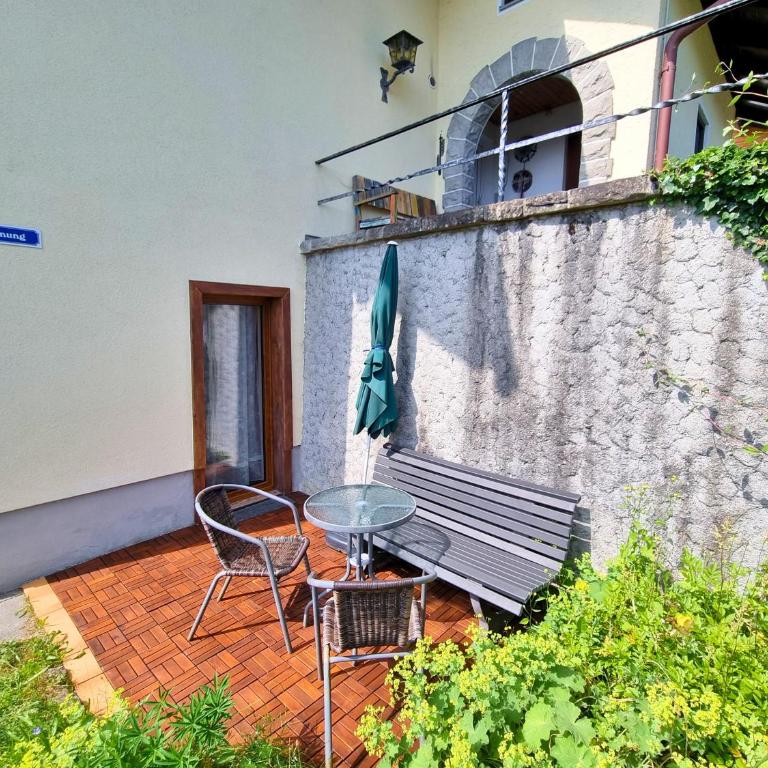 Haus Hindelang - 2 FeWos mit Zugspitzblick, inkl Königscard, gratis Parken & WLAN, Self Check-In, 5 Minuten ins Zentrum - Apartment mit Terrasse - 2