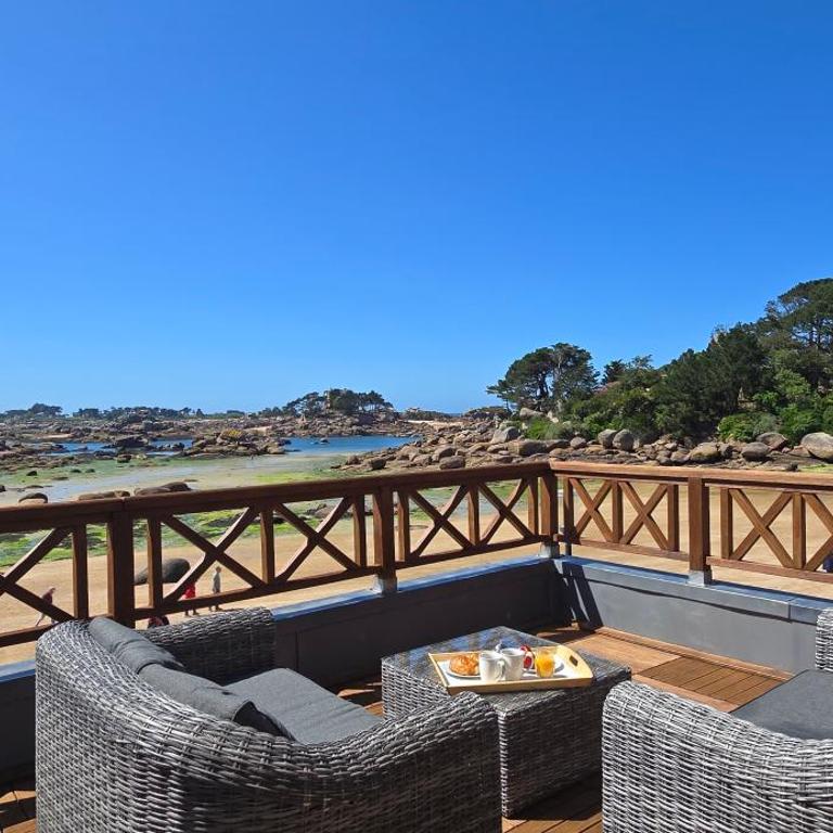 Logis Hôtel Saint Guirec Et De La Plage - Chambre Triple - Vue sur Mer - 9