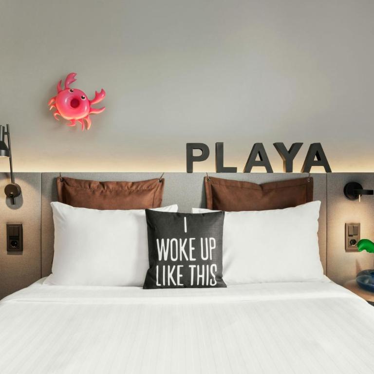 Moxy Barcelona - Moxy Double Room with Sofa Bed and Balcony - 10