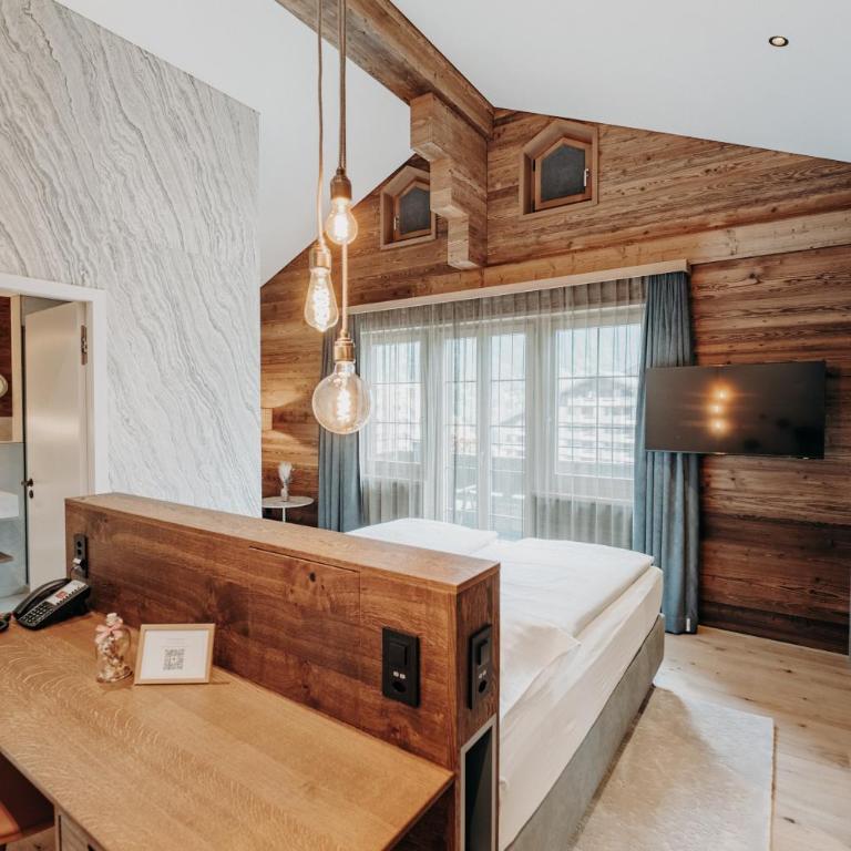Parkhotel Schoenegg - Suite im Chalet mit Balkon und Bergblick - 1
