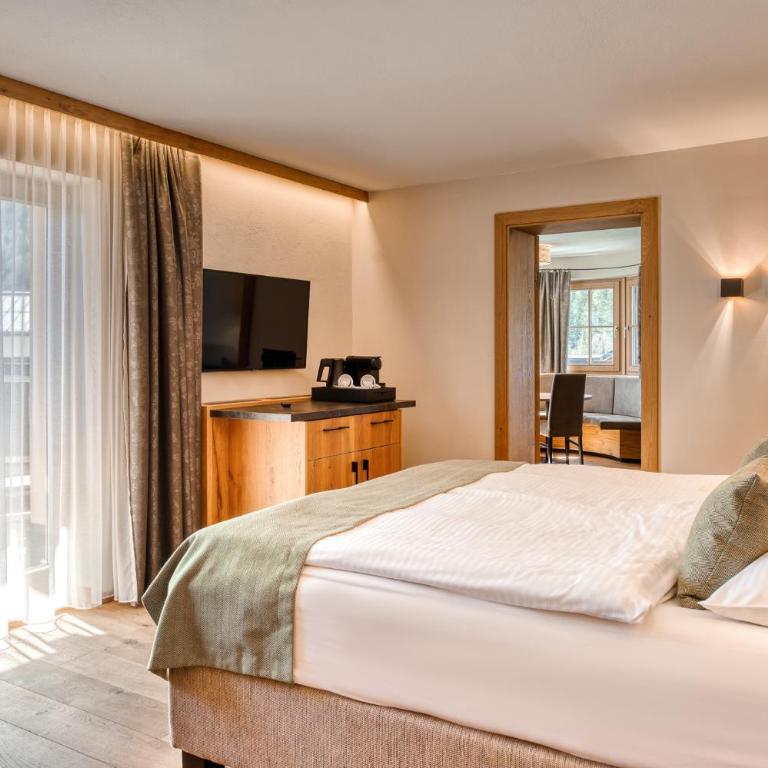 Hotel habicher hof - Your 4-Star Superior Wellness Hideaway - Deluxe Suite - 2