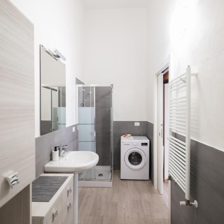 BHH BOLOGNA HOLIDAY HOME private Garden Reserved Parking -wwwbolognaholidayhomecom- house garden parking - One-Bedroom Apartment - 55