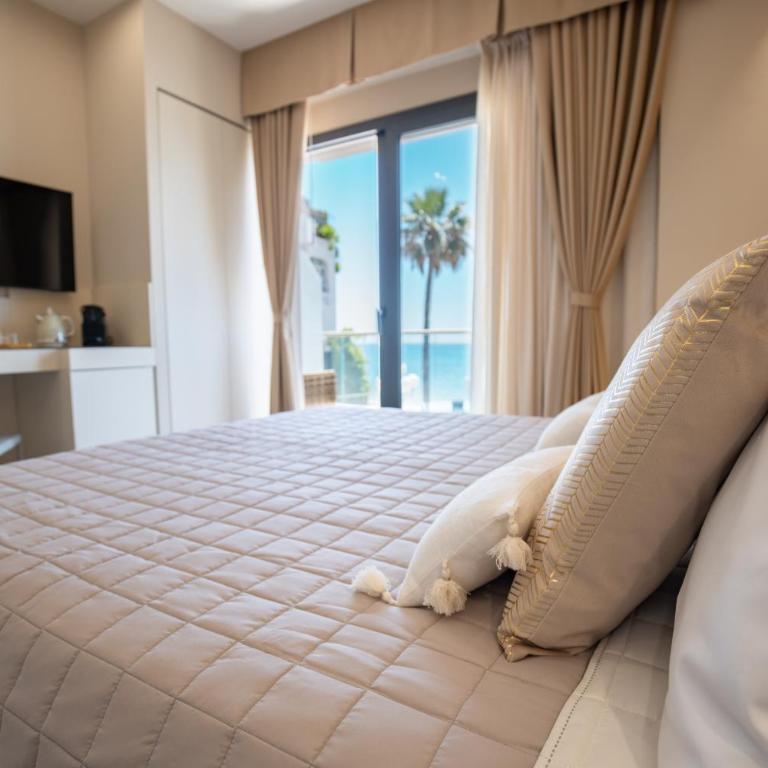 Nery Home Luxury Sea View Giardini Naxos - Camera Matrimoniale con Balcone e Vista Mare - 1
