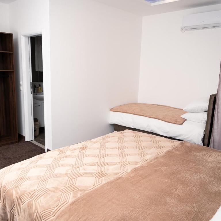 Villa Palma - With Free Parking - Deluxe Double Room with Extra Bed - 11
