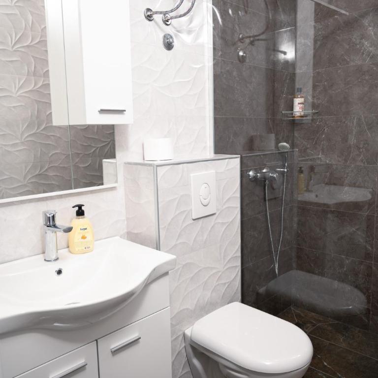 Villa Palma - With Free Parking - Deluxe Double Room with Extra Bed - 9
