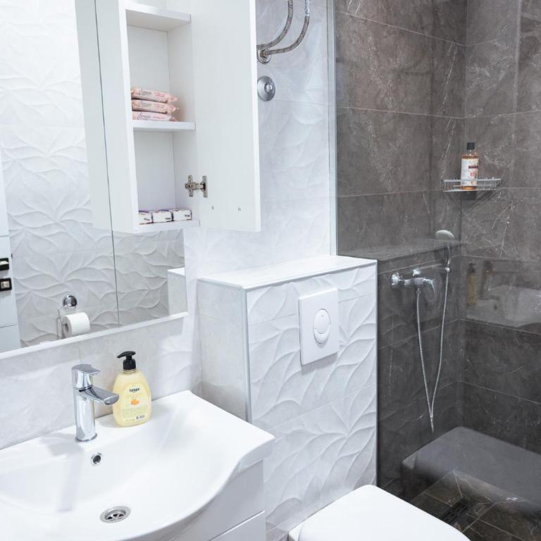Villa Palma - With Free Parking - Deluxe Double Room with Extra Bed - 4