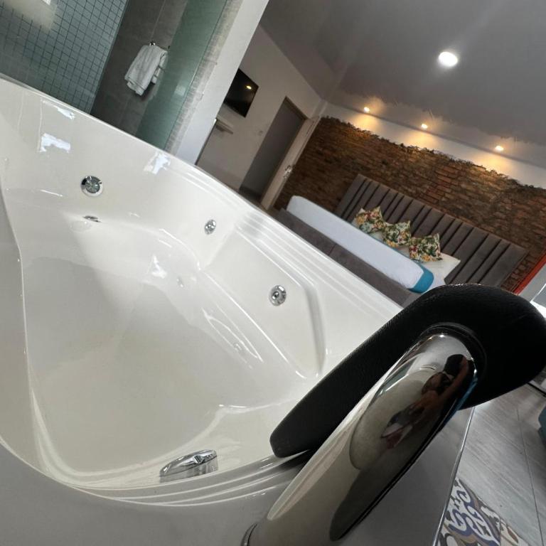 Hotel Millenium Victoria Plaza - Suite with Hot Tub - 3