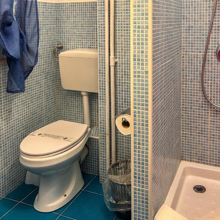 Cheapincenter - Camera Doppia con Letti Singoli con Bagno Privato Esterno - 10
