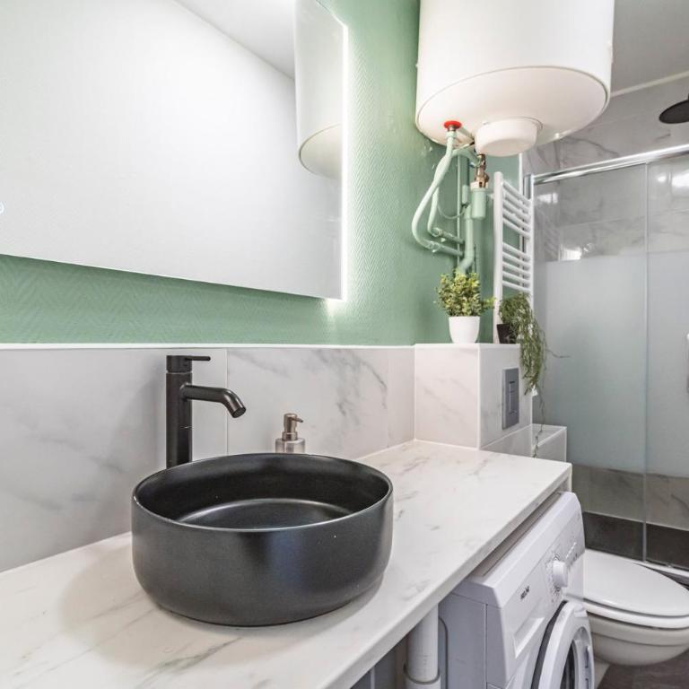 Immeuble spacieux - hyper centre - 15 couchages - Maison 7 Chambres - 16