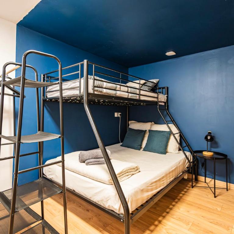 Immeuble spacieux - hyper centre - 15 couchages - Maison 7 Chambres - 38
