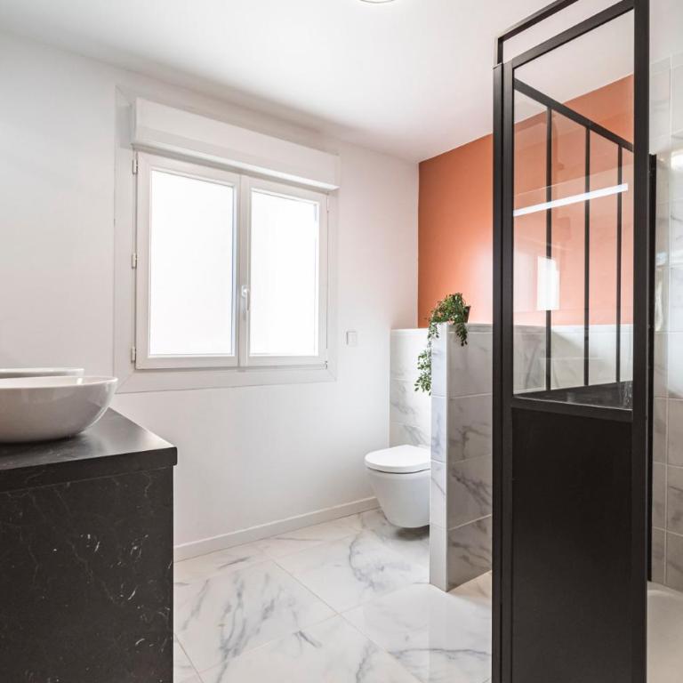 Immeuble spacieux - hyper centre - 15 couchages - Maison 7 Chambres - 15