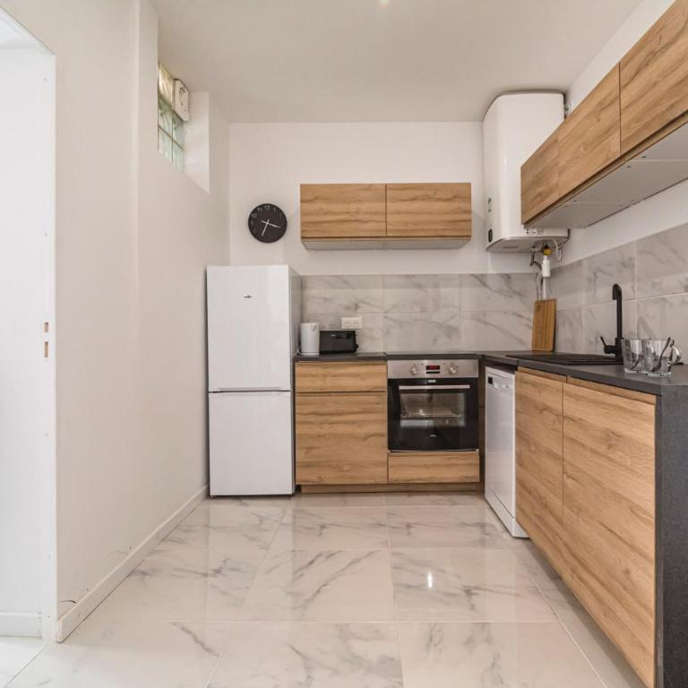 Immeuble spacieux - hyper centre - 15 couchages - Maison 7 Chambres - 12