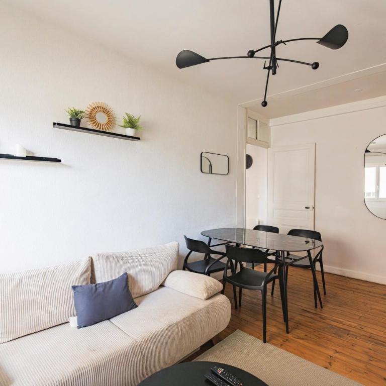 Immeuble spacieux - hyper centre - 15 couchages - Maison 7 Chambres - 49
