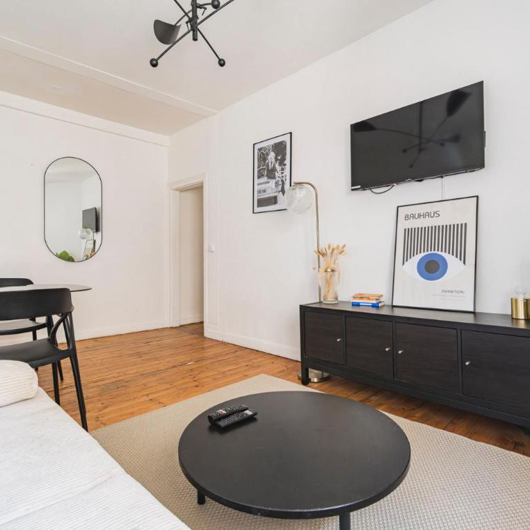 Immeuble spacieux - hyper centre - 15 couchages - Maison 7 Chambres - 28