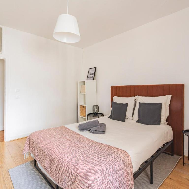 Immeuble spacieux - hyper centre - 15 couchages - Maison 7 Chambres - 57