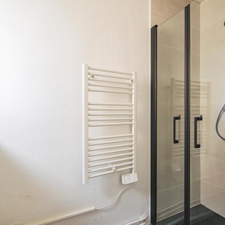 Immeuble spacieux - hyper centre - 15 couchages - Maison 7 Chambres - 17