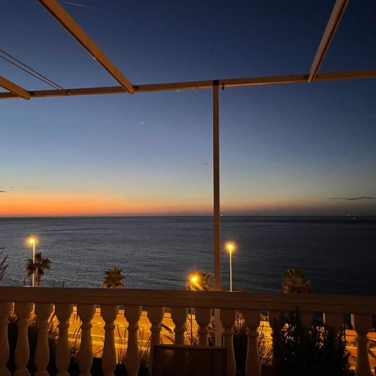 Seafront Townhouse with Stunning Mediterranean Views, community pool - Casa de 3 dormitorios - 43