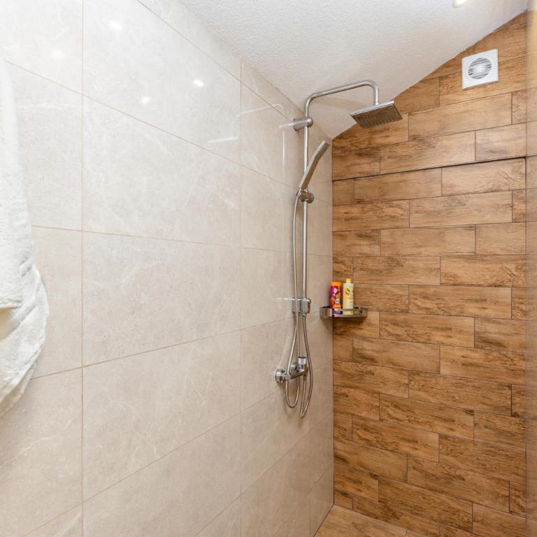 House with Pool - Ratisevina - Three-Bedroom House - 22