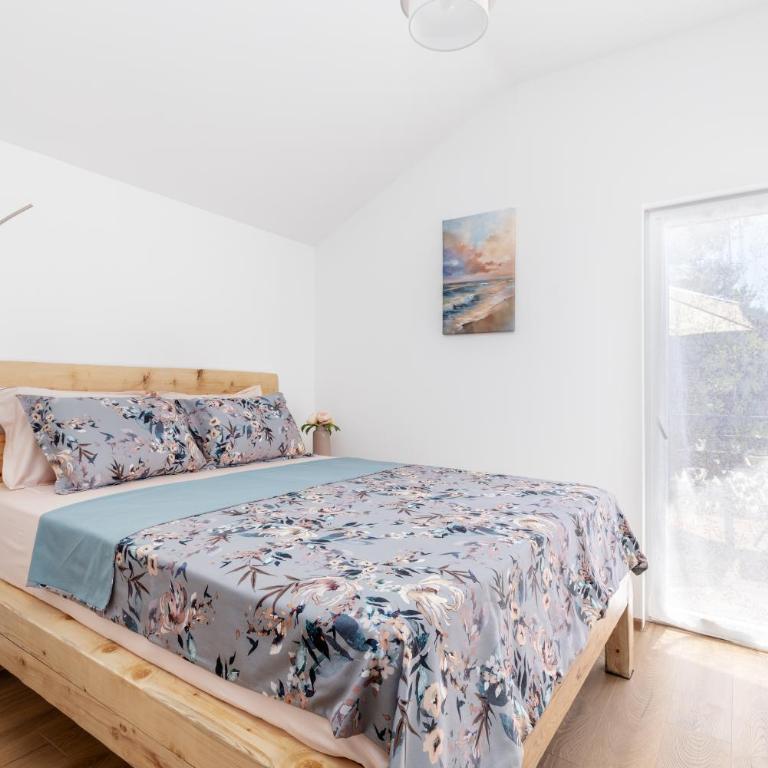 House with Pool - Ratisevina - Three-Bedroom House - 8