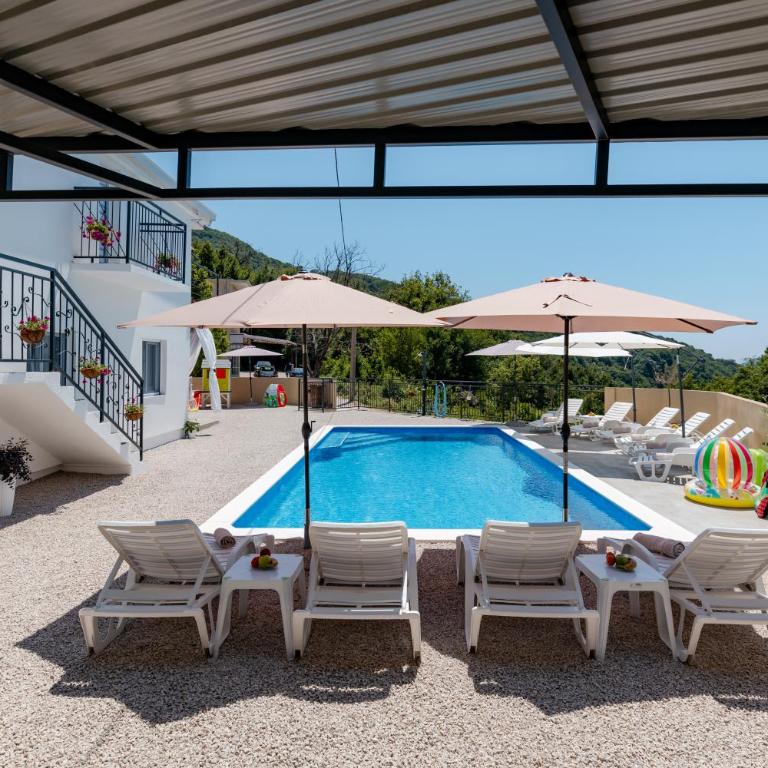 House with Pool - Ratisevina - Three-Bedroom House - 6