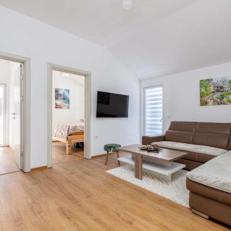 House with Pool - Ratisevina - Three-Bedroom House - 16