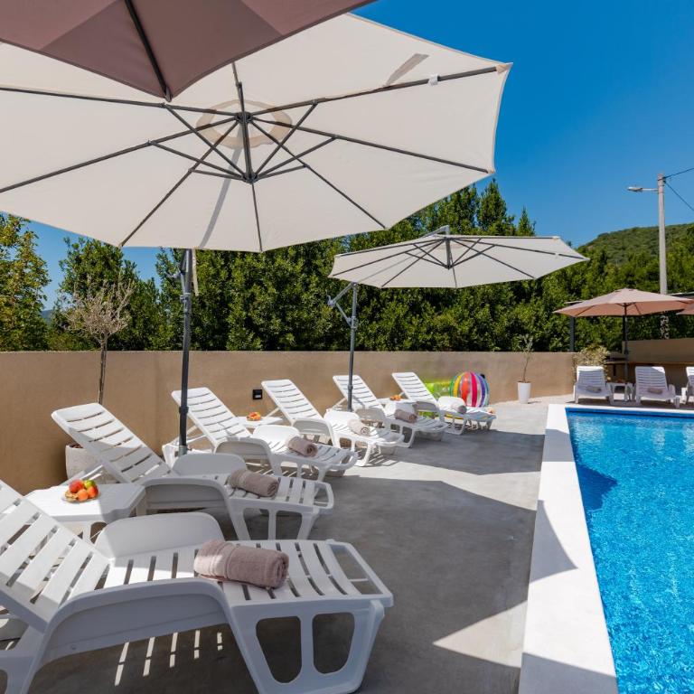 House with Pool - Ratisevina - Three-Bedroom House - 5