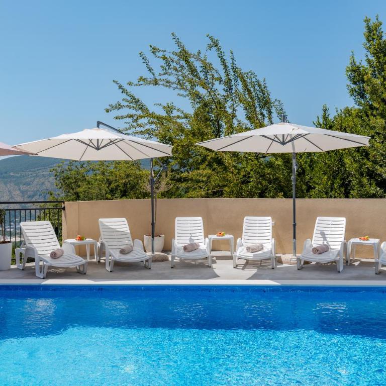 House with Pool - Ratisevina - Three-Bedroom House - 1