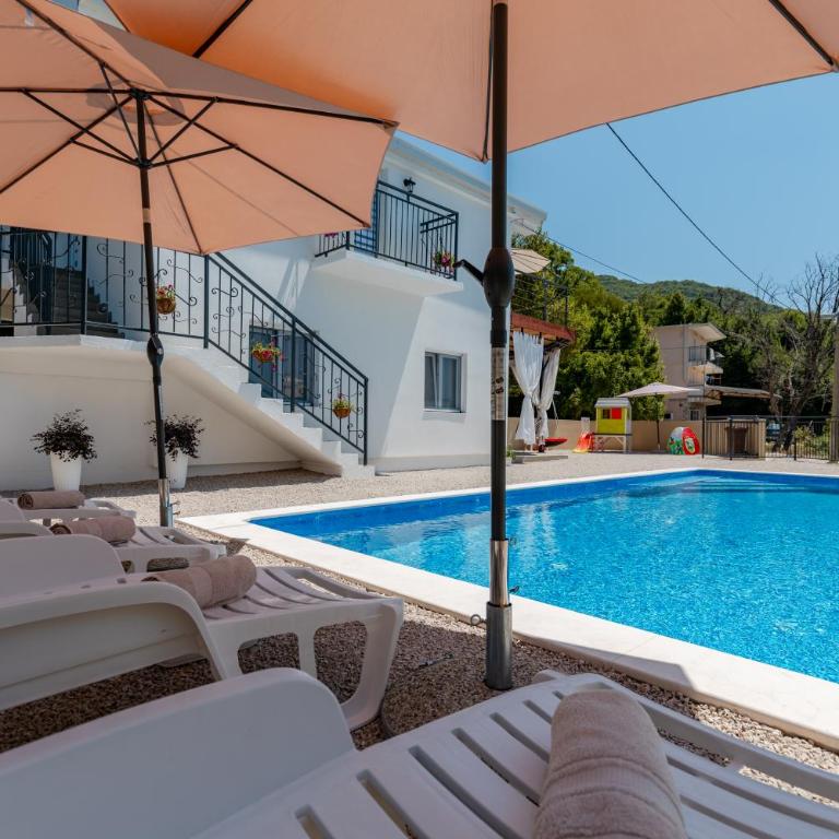 House with Pool - Ratisevina - Three-Bedroom House - 62