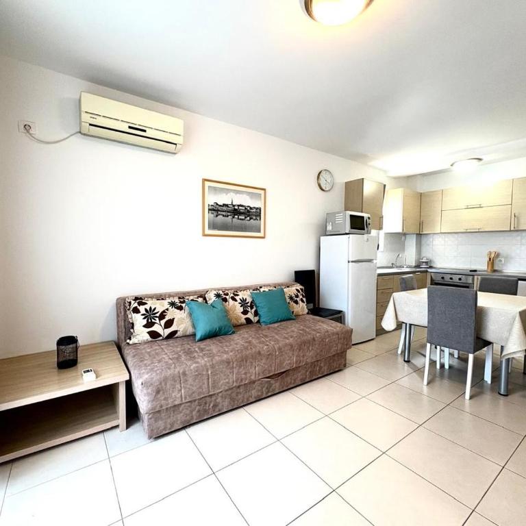 Apartment with pool - Two-Bedroom Apartment with Terrace - 22