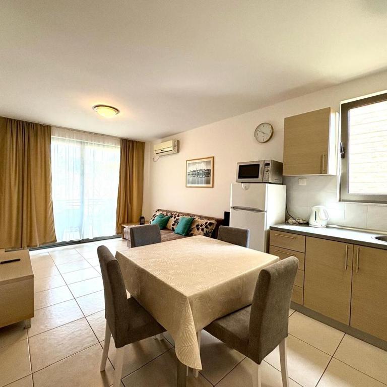 Apartment with pool - Two-Bedroom Apartment with Terrace - 8
