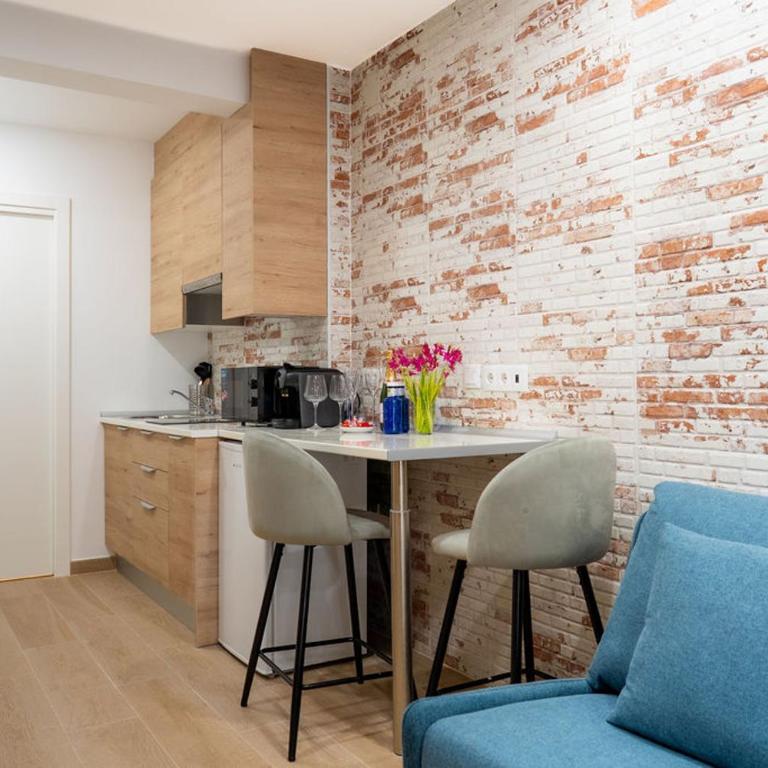 Emily Suites - Estudio con balcón - 19