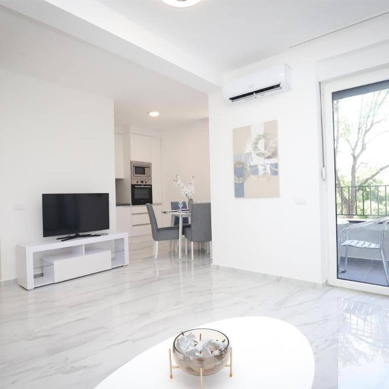 Aqua Vista Lux Raj - One-Bedroom Apartment - 2