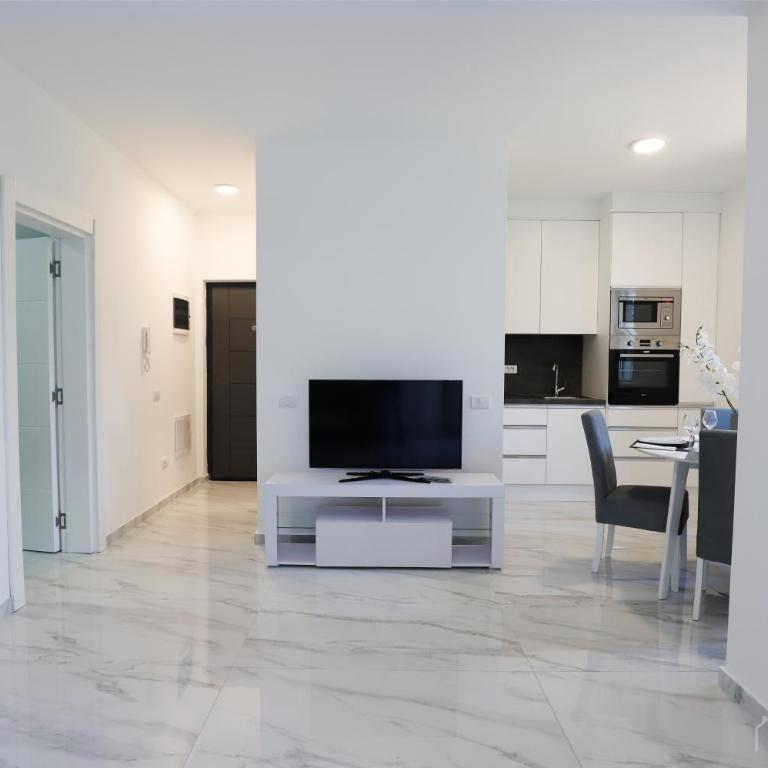 Aqua Vista Lux Raj - One-Bedroom Apartment - 14