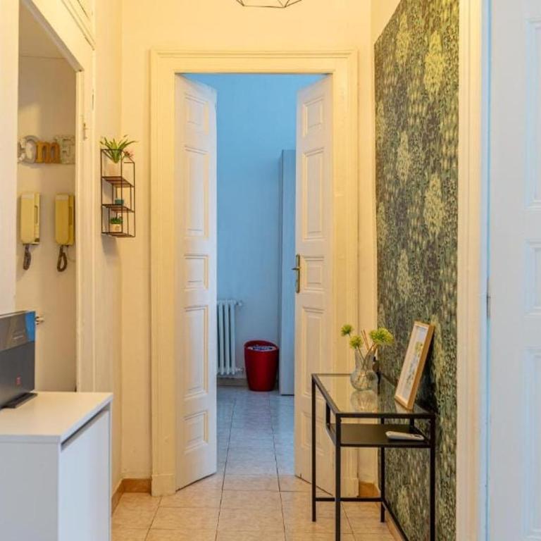 Charm in Piazza Castello - Two-Bedroom Apartment - 10