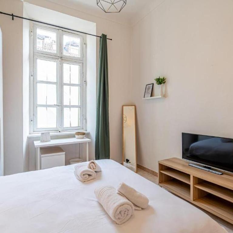 Charm in Piazza Castello - Two-Bedroom Apartment - 29