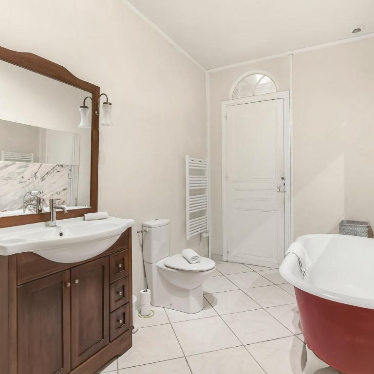 Les Bellevue Cité "3 Apartments, 1 with Garden & Private Parking, Aircon, WiFi, Free Public Car Park, 1 km from Cité" - Apartment mit 3 Schlafzimmern und Aussicht - 21