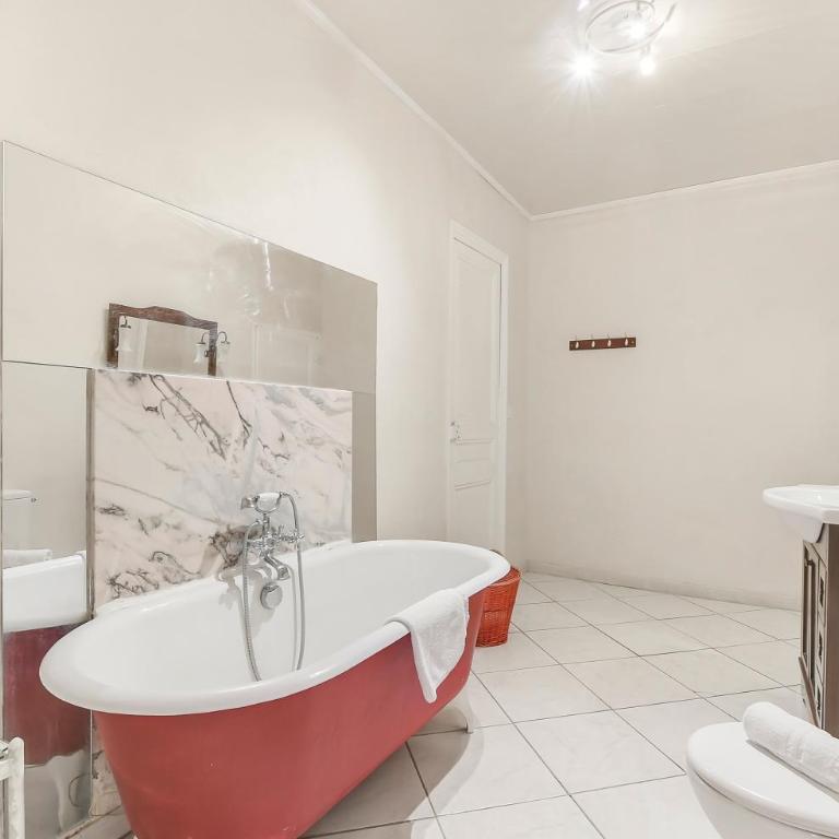Les Bellevue Cité "3 Apartments, 1 with Garden & Private Parking, Aircon, WiFi, Free Public Car Park, 1 km from Cité" - Apartment mit 3 Schlafzimmern und Aussicht - 15