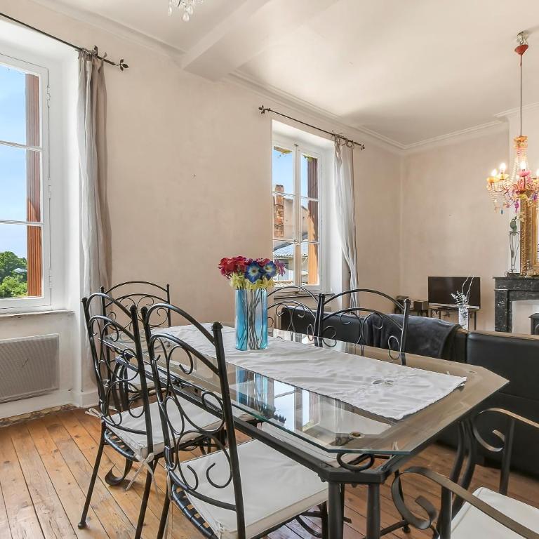 Les Bellevue Cité "3 Apartments, 1 with Garden & Private Parking, Aircon, WiFi, Free Public Car Park, 1 km from Cité" - Apartment mit 3 Schlafzimmern und Aussicht - 12