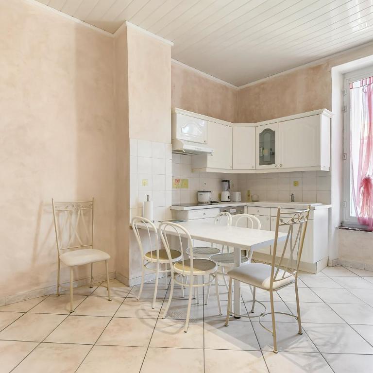 Les Bellevue Cité "3 Apartments, 1 with Garden & Private Parking, Aircon, WiFi, Free Public Car Park, 1 km from Cité" - Apartment mit 3 Schlafzimmern und Aussicht - 10