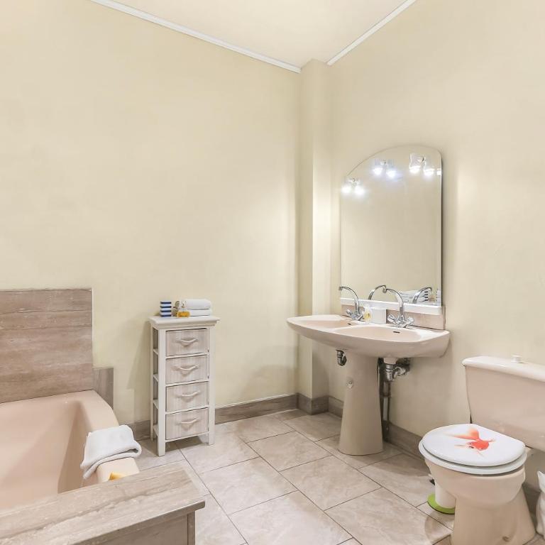 Les Bellevue Cité "3 Apartments, 1 with Garden & Private Parking, Aircon, WiFi, Free Public Car Park, 1 km from Cité" - Stadthaus mit 2 Schlafzimmern - 21