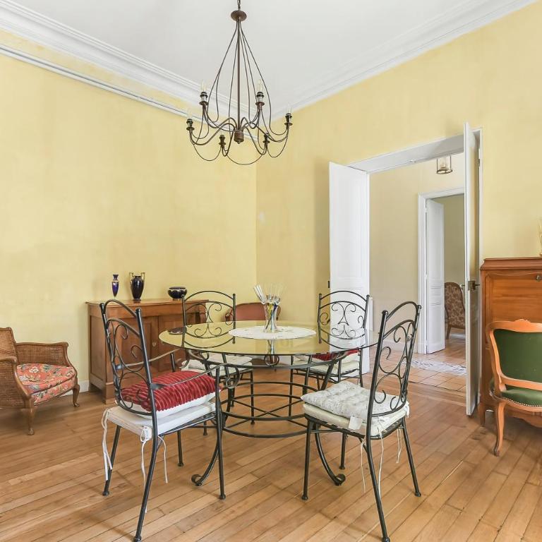 Les Bellevue Cité "3 Apartments, 1 with Garden & Private Parking, Aircon, WiFi, Free Public Car Park, 1 km from Cité" - Stadthaus mit 2 Schlafzimmern - 16