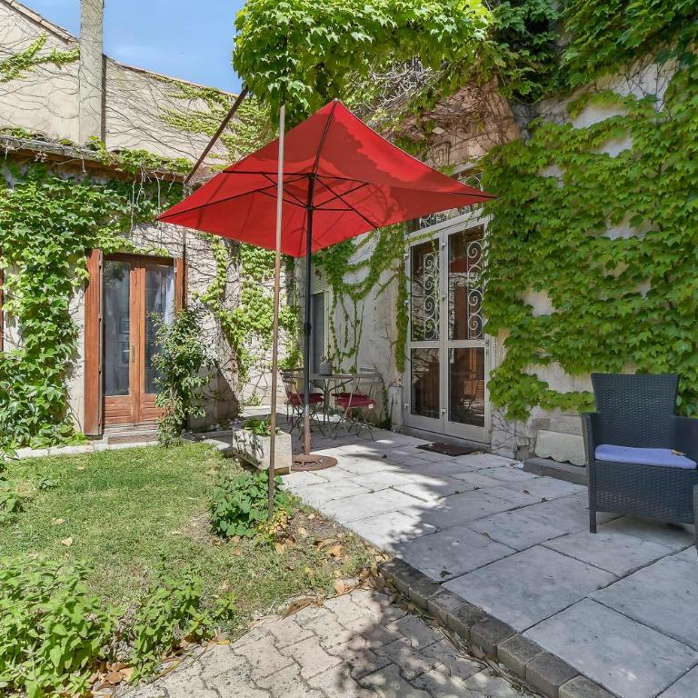 Les Bellevue Cité "3 Apartments, 1 with Garden & Private Parking, Aircon, WiFi, Free Public Car Park, 1 km from Cité" - Stadthaus mit 2 Schlafzimmern - 6