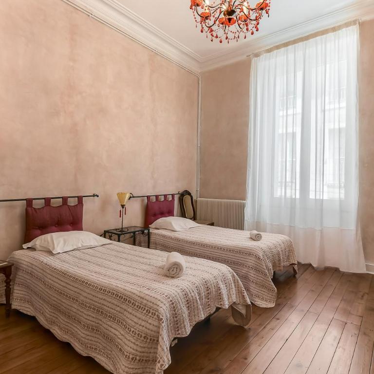 Les Bellevue Cité "3 Apartments, 1 with Garden & Private Parking, Aircon, WiFi, Free Public Car Park, 1 km from Cité" - Apartment mit 3 Schlafzimmern mit Parkblick - 8