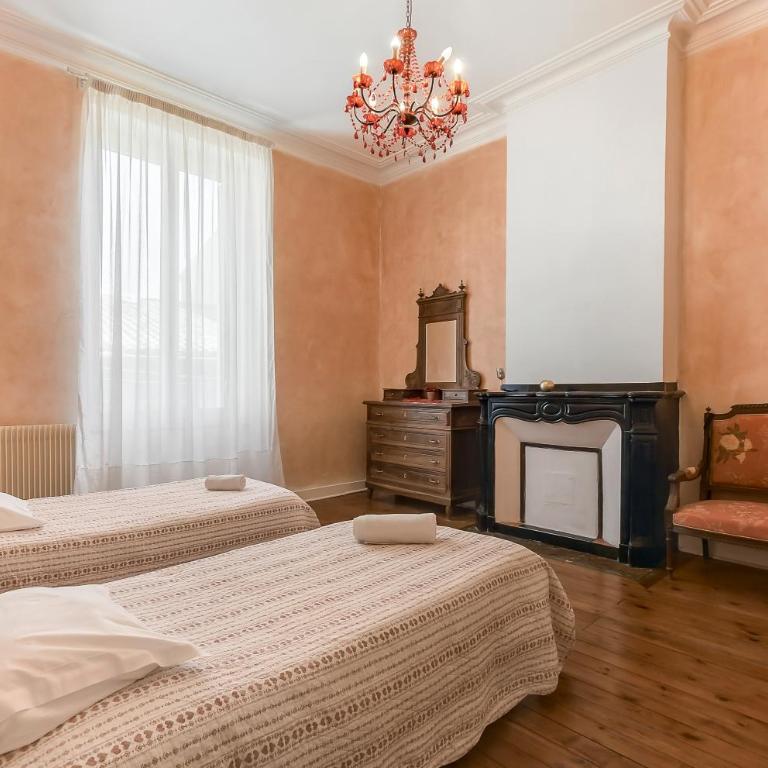 Les Bellevue Cité "3 Apartments, 1 with Garden & Private Parking, Aircon, WiFi, Free Public Car Park, 1 km from Cité" - Apartment mit 3 Schlafzimmern mit Parkblick - 5